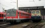 DB E10 239 (heute unterwegs als E10 1239  Rheingold ) in beige/grün neben dem inzwischen nicht mehr existierenden VT 627 008-6 aufgenommen im Zuge einer Besichtigung am 15.04.2000 im Bw