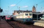 DB 110 511 wurde als E40 134 im Jahr 1959 in Dienst gestellt, bekam im Jahr 1961 eine Widerstandsbremse eingebaut und wurde deshalb in E40 1134 umgezeichnet. Ab 1.1.1968 bekam sie die Betriebsnummer 139 134. 1985 wurde sie als Ersatz für die verunfallte 110 477 zu einer 110 umgebaut und erhielt die Betriebsnummer 110 511 und wurde im Bw Dortmund Bbf beheimatet.
Hier vor einem Eilzug in Gießen am 03.08.1998 