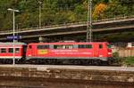 Die mit Ticket-Werbung versehene 111 121-0 stand mit einigen N-Wagen abgestellt im Koblenzer Hbf.