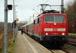 111 160-8 mit dem IC 2417 nach Köln kurz vor seiner Abfahrt aus Schleswig.