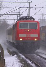 Keine neu lackierte 120 nee 111 052-7 kam mit dem Mess Nbz 91723 durch Schleswig gefahren.