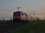 111 113 schiebt einen RE 4 nach Aachen Hbf am Abend des 30.3.2017 bei Wickrathhahn.