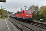 Am 29.10.2023 durchfährt  111 093 schiebend Herbolzheim Jagst mit ihrem N-Wagenpark als Ersatzzug der Linie RE8 gen Stuttgart Hbf.