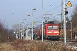 NAH.SH 6112 141-7 mit dem RE7 nach Hamburg neben dem bahnsteig.