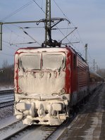 Mit Puderzucker berzogen steht 112 180-5 mit dem SHE damals noch nach Padborg im Bhf von Schleswig.