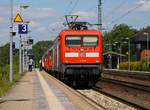 DB 112 140 mit frischer HU hält hier mit ihrer RB nach Neumünster im Schleswiger Bahnhof.