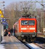 DB 112 179-7(Unt/LDX/20.09.13)hält hier mit der RB nach Neumünster im Bhf Schleswig.