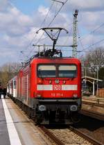 DB 112 171-4 musste der wohl defekten 6143 930-6 etwas aushelfen und dient hier als Schublok der RB nach Flensburg die wegen Bahnsteigarbeiten mal aus Gleis 3 abfuhr.