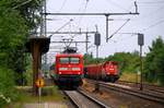 DB 112 160 mit SH-Express nach Hamburg kommt mit hohem Tempo von Flensburg durch Jübek gefahren während 261 098-8 mit ihrem Holzzug(EK 53566)im Gleis 3 warten muss.