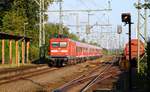 Links der SH-Express nach Hamburg mit Zuglok 112 154 bestehend aus 6 n-Wagen und rechts der wartende Holz-Leer-Zug im/am Bhf Jübek festgehalten.