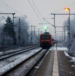 Es knallte und blitzte ganz gut als die DB 112 177 heute morgen den RE7 nach Hamburg aus dem Bahnhof Schleswig schob.