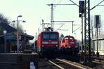 DB 261 034-3 musste mit ihrem Holzzug in Schleswig warten bis die 112 154 mit dem SH Express/RE7 nach Flensburg vorbei gefahren war.