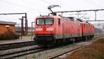 WFL 112 159-9 mit neuer HU REV/BSN/01.02.2023 und DB 112 166-4 warten auf Ausfahrt im Bhf Pattburg/DK.