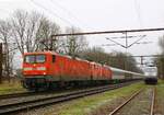 DB 112 166 + WFL 112 159 vor dem D 304 Innsbruck - Malm Central bei der Einfahrt in den Grenzbahnhof Pattburg/Padborg, rechts wartet die TXL 185 531 auf ihre Rckleistung, 05.02.2023