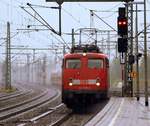 Bei typisch nordischem Wetter fuhr am 26.09.2010 die damalige 113 309-9(112 309-0) mit einem Auto/Nachtzug durch Hamburg-Harburg.