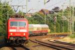 Hier hat der IC 2410 aus Köln Einfahrt in Schleswig, Zuglok war die 120 126-8.