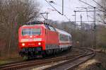 DB Fernverkehr 120 123-5 mit frischer HU(REV/MH/19.12.2013)als Zuglok des IC 2417 nach Köln hier aufgenommen bei der Einfahrt in Schleswig, Aufnahmeort am Bü Karpfenteich km 138,559.