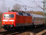 Gut schaun sie aus nach der Frischekur...DB 120 105-2(Unt/LDX/18.02.14)mit IC 1981 nach München bei der Einfahrt in Schleswig.