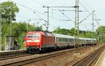 DB 120 119-3 hat hier mit dem IC 2903(Ersatzzug für den ICE 386)auf dem Weg nach Berlin Ostbahnhof Einfahrt in Schleswig.