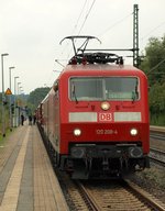 Die DB 120 208-4 wurde ebenfalls mit der Aufgabe den IC 2410/17 zu ziehen beauftragt, hier steht die Lok mit dem Zug kurz vor der Abfahrt im Bhf von Schleswig.