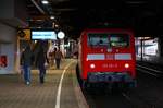 RE1 nach Rostock Hbf mit Schublok 120 201-9 wartet auf seine Fahrgäste.