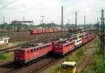 Von der Brücke über den Karlsruher Güterbahnhof hat man einen guten Blick auf die dort abgestellten Elloks der Baureihen E 40 und E 50. Nur die vorderen Elloks der beiden Reihen sind genau zu identifizieren: Die verkehrsroten DB 150 173-3 und E 40 080 / 140 080-3 am 11.08.2001 