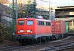 EBM Cargo 140 003-5(E40 003)rumpelt hier mit einem Containerzug durch HH-Harburg.