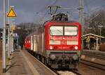 DB 143 557-7 der RegioBahn Kiel mit der RB 21065 beim Halt in Schleswig.