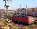 Eine der letzten 143er des Bh Kiel...6143 966-0 abgestellt im Vorfeld des Kieler Hauptbahnhofes.