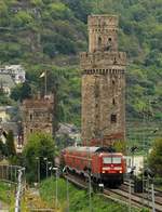 143 568 und 143 280 mit ihrem RE aufgenommen von der Stadtmauer in Oberwesel diesmal mit  ganzen  Türmen.