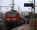 DB 143 835-7 mit einer RB beim Halt in Schleswig.