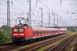 DB Regio 143 174-1 und 557-7 mit der Reserve abgestellt im Gbf Neumünster aufgenommen aus dem vorbeifahrenden Zug.