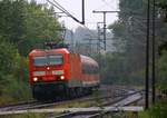 DB 143 930-6 beim Halt am defekten Bü in Schleswig festgehalten von einem Parkplatz aus.