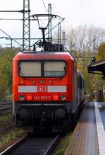 143 557-7(REV/VERL/AK/19.08.15)mit ihrer RB nach Flensburg festgehalten bei der Abfahrt in Schleswig.