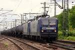 RBH 113(143 059-4) und RBH 125(143 908-2) rumpeln hier mit einem Kesselwagenzug durch Hamburg-Harburg.