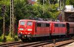 DB 151 110-4 und 095-7 durchfahren hier schnaufend mit gut 4000t am Haken durch HH-Harburg, sie kamen mit einem beladenen Ganzzug Faals/Falns Wagen vom Hansa-Port im Hamburger Hafen.