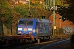 Wegen dem Gegenlicht als Nachschuss aufgenommen durchfährt hier die 152 135-0(Unt/LDX/15.02.08) der TFG Transfracht HH-Harburg am 26.10.2013