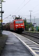 DB 152 067-5 rumpelt hier mit einem Mischer durch Lorchhausen am Rhein.