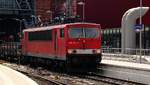 155 220-7 durchfährt hier Bremen Hbf mit einem Stahltransport am Haken.