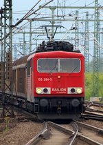 155 264-5 mit H-Wagen Zug rumpelt gleich durch den Bhf HH-Harburg.