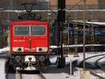 DB 155 244-7 fährt mit einem Ganzzug bestehend aus leeren Containertransportwagen langsam durch den Bhf Hamburg-Harburg.