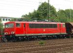 DB 155 218-1 rumpelt mit hohem Tempo durch Hamburg-Harburg.