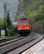 DB 155 087-0 hat hier mit einem Öler am Haken Durchfahrt in Lorchhausen am Rhein.