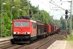 DB 155 077-1 rauscht hier mit einem Güterzug nach Kiel durch Elmshorn.