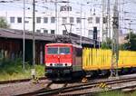 FWK 155 046-6, REV/LD X/16.12.13, Verl/FWK/16.12.21 mit leerem Holztransportzug Einfahrt Bremen Hbf 10.07.2021