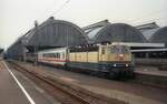 Die bereits am 07.03.1975 in ozeanblau/beige ausgelieferte DB 181 222 wartete mit ihrem IC in Karlsruhe Hbf am 10.04.2002 auf Ausfahrt. Ein Jahr später fiel sie noch in den verkehrsroten Farbtopf. 