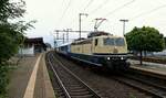 SEL 181 213-0 mit dem Sonderzug D 26785 nach Binz wartet im bhf Neumünster auf Ausfahrt.