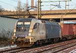 ES64U2-027/6182 527-2 der WLB zog einen Containerzug durch HH-Harburg.