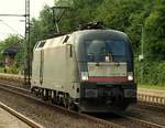 ES 64 U2-005/182 505-8 durchfährt hier langsam den Bhf von Schleswig.