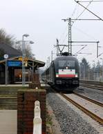 MRCE/DB ES64U2-007/6182 507-4 mit der LZF 77644(ALA-AF) festgehalten bei der Durchfahrt in Schleswig.